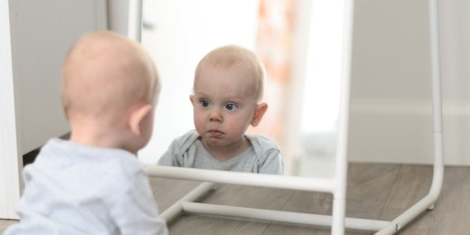 Miroir, miroir : qui est ce bébé devant moi ?