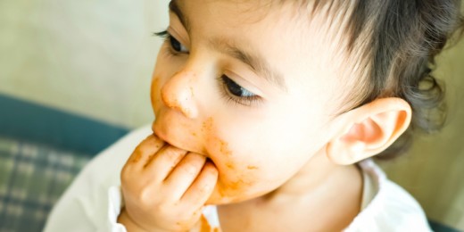 Certains parents proposent à leurs enfants de manger directement des morceaux de nourriture mous avec leurs doigts