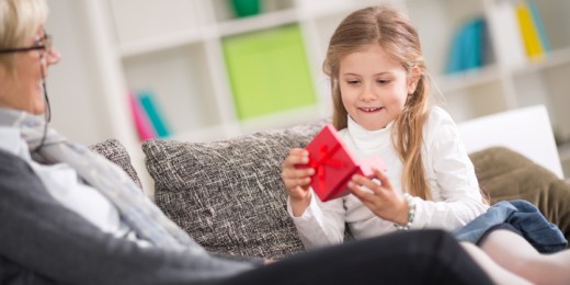 Nombre de parents grognent quand papy ou mamy offrent un peu trop de jouets, gâteaux et autres plaisirs