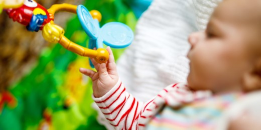 À 4 mois, le bébé explore avec ses mains