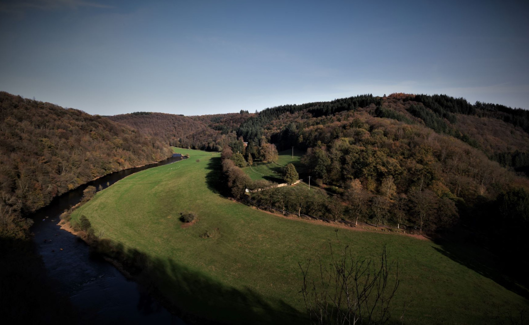 Un autre point de vue ? Celui du Rocher du pendu. C’est un de nos coups de coeur, car il offre une vue dégagée sur la vallée. Petit conseil néanmoins. Lorsque vous vous en approchez (après une solide grimpette dans un sentier en lacets), tenez bien vos enfants par la main. Le point de vue est à flanc de rocher et pas sans danger. On a aussi un faible pour le point de vue du Moulin de l’Épine, bucolique en diable. Restons au Moulin de l’Épine, car c’est là que se trouve l’endroit dont vos enfants se souviendront. Depuis quelques semaines, une passerelle monumentale est accessible aux promeneurs et promeneuses. Longue de 55 mètres, elle permet de passer d’une rive à l’autre au gré des itinéraires pédestres des amoureux et amoureuses de la nature. En très peu de temps, c’est devenu la coqueluche des fans d’endroits insolites campés en milieu naturel.