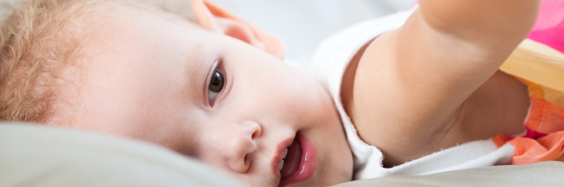 Vers ses 11-12 mois, votre bébé pointe le doigt vers ce qui l'intéresse