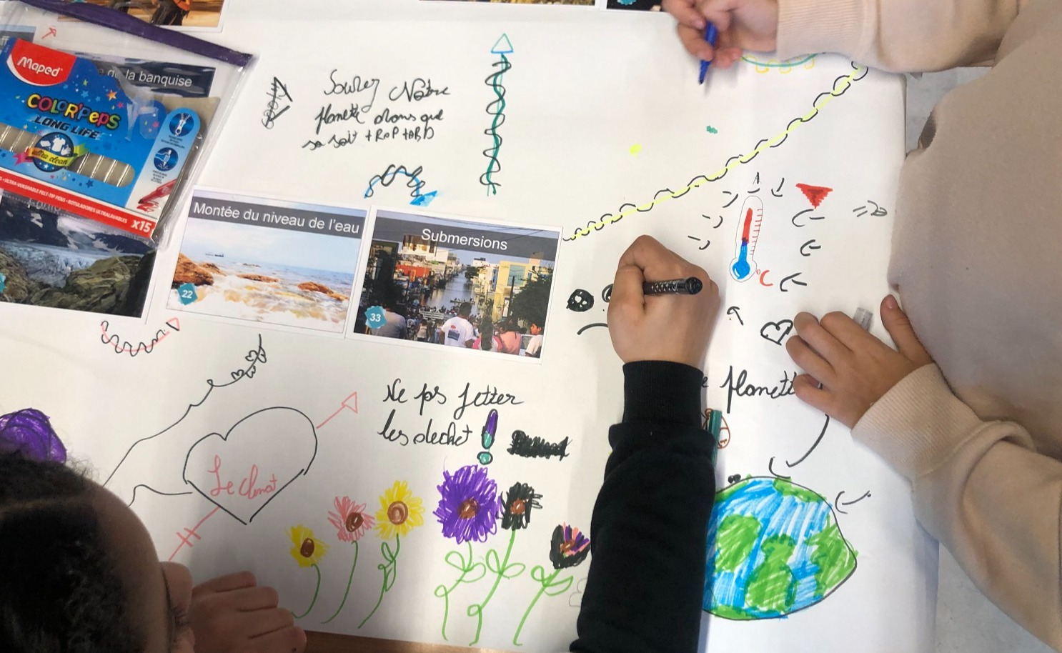 élève qui travaille sur la fresque du climat
