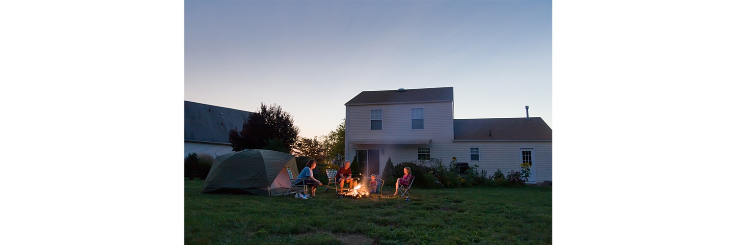 Illustration des vacances camping dans le jardin 
