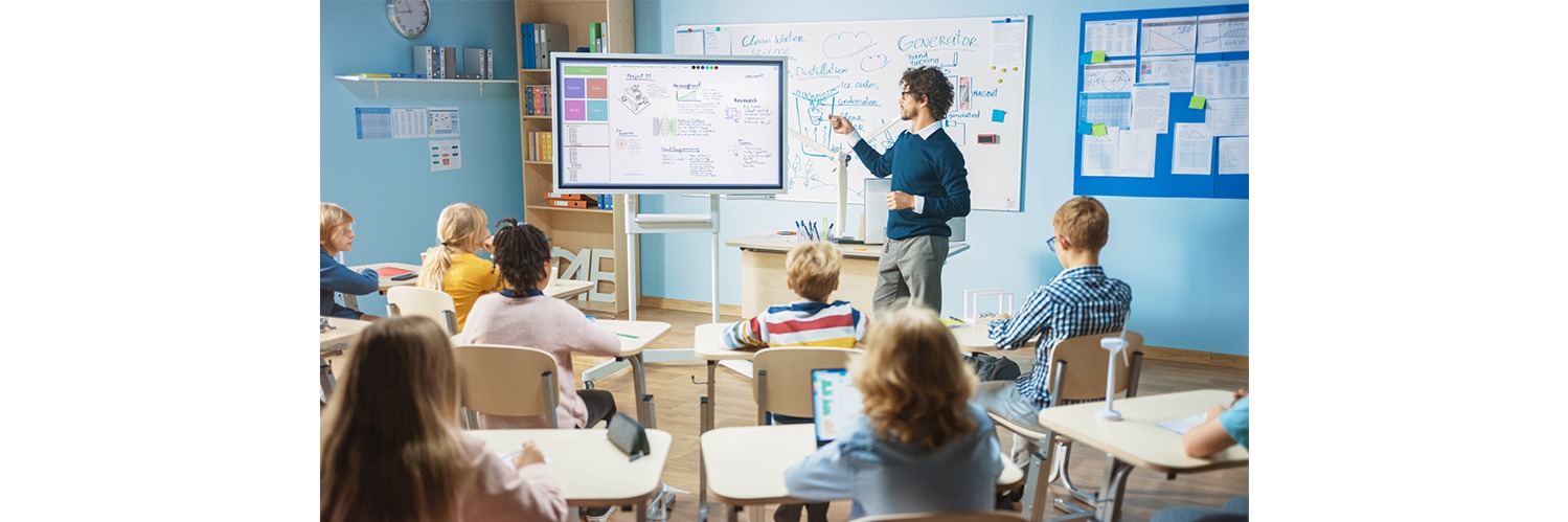 Un enseignant et le TBI dans sa classe