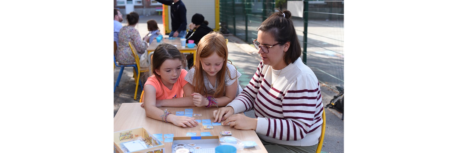 Une mère et ses filles jouant à un jeu de société