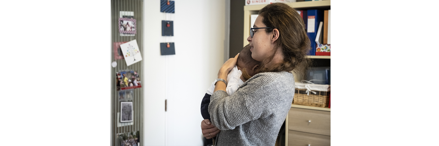 Une maman d'accueil avec un tout-petit dans ses bras