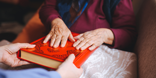 Les aîné·es sont les gardien·nes de la mémoire familiale, mais cette transmission orale est fragile