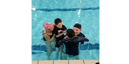 Un moment de loisir à la piscine de Rixensart pour les personnes polyhandicapées et leurs proches