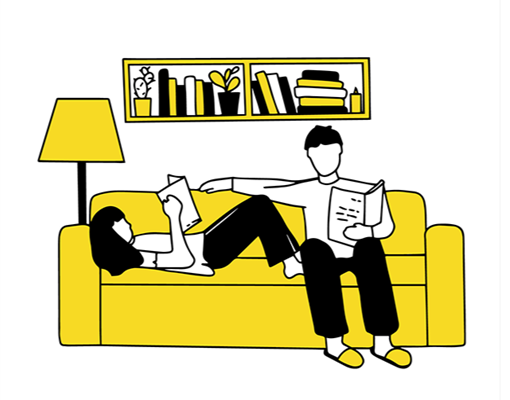 Parents relax dans leur canapé