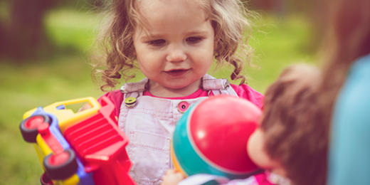 Rien ne sert de proposer trop de jouets en même temps à son jeune enfant
