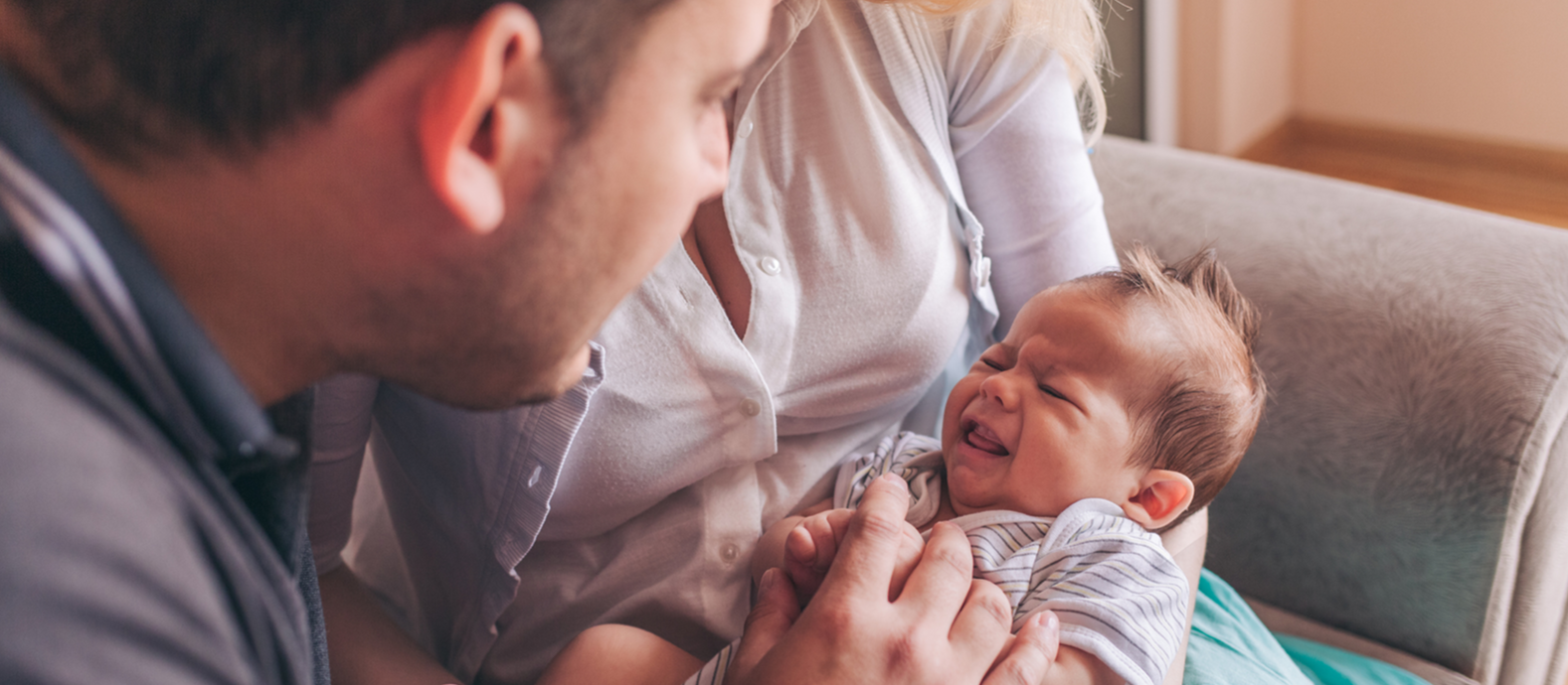 Votre bébé pleure, vous l'apaisez