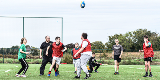 Deux versions du rugby visent à rendre ce sport d’équipe plus accessible, y compris à des jeunes ayant une déficience physique ou intellectuelle