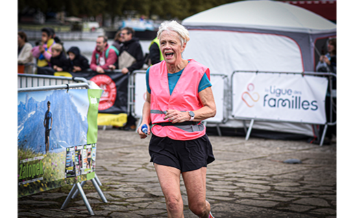 Coureuse de la Ligue des familles au Semi-marathon de la Province de Liège