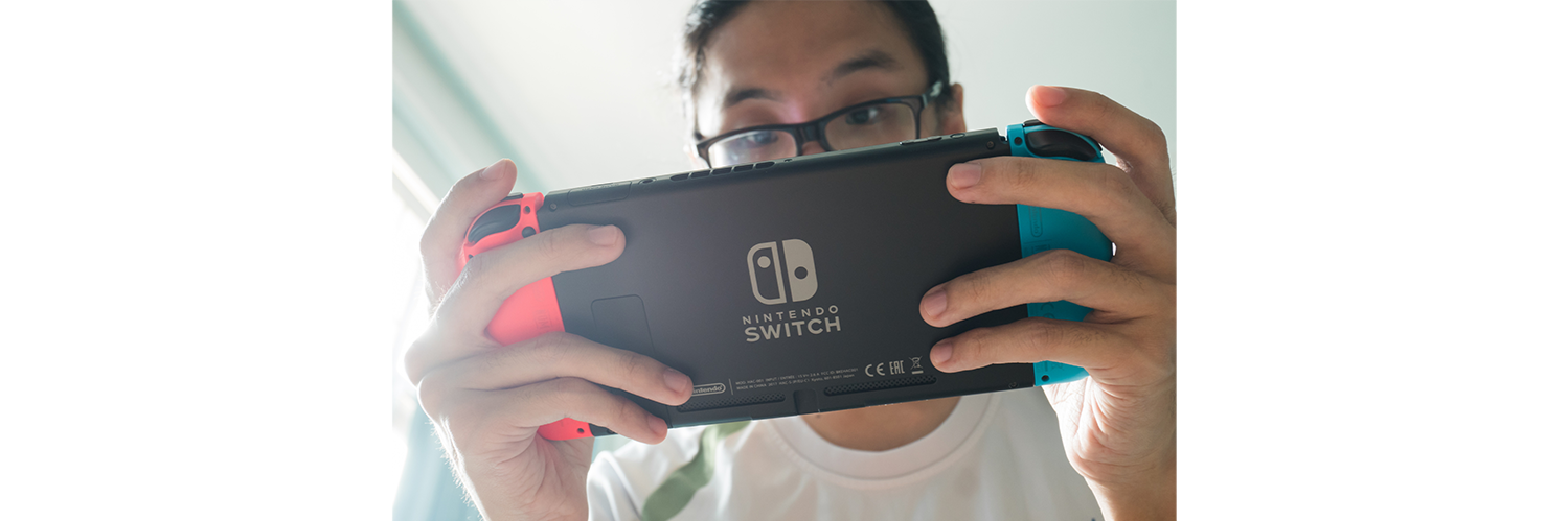jeune joueur sur une console Nintendo