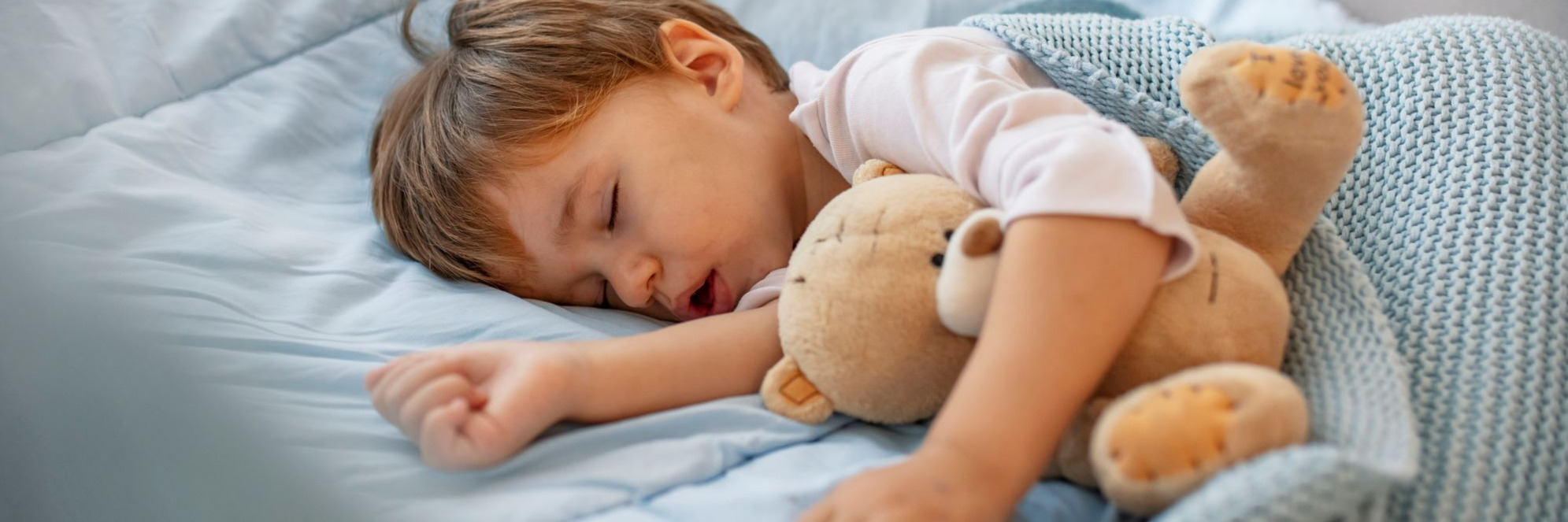 Doudou dans les bras de bébé, bébé dans les bras de Morphée