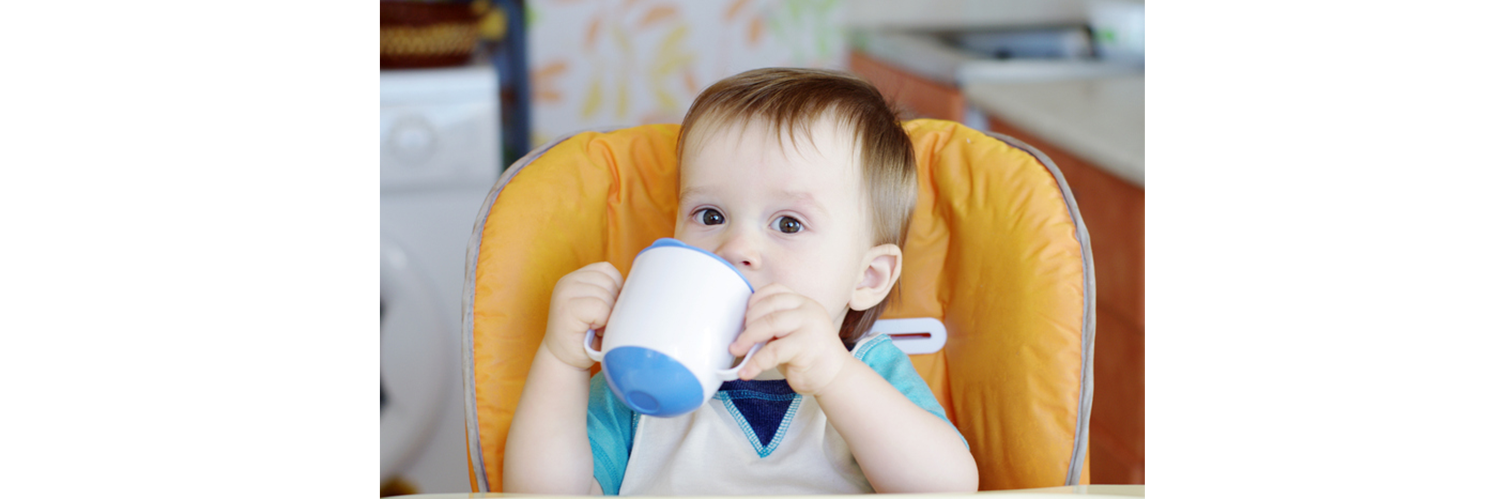 Enfant qui boit à la tasse