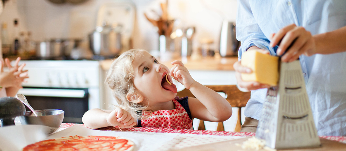 Autour du repas s’imbriquent et se construisent les relations intimes parents-enfants, les règles de vie familiale et nos rapports à la nourriture
