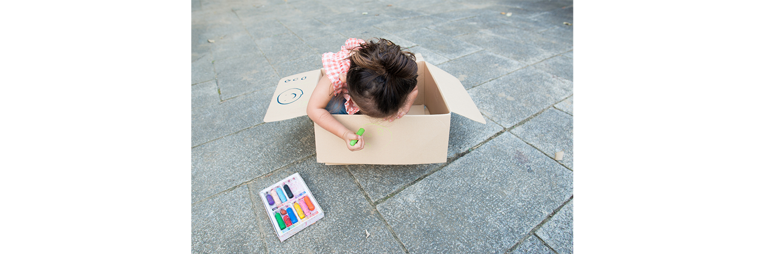 Fillette jeu dans un carton