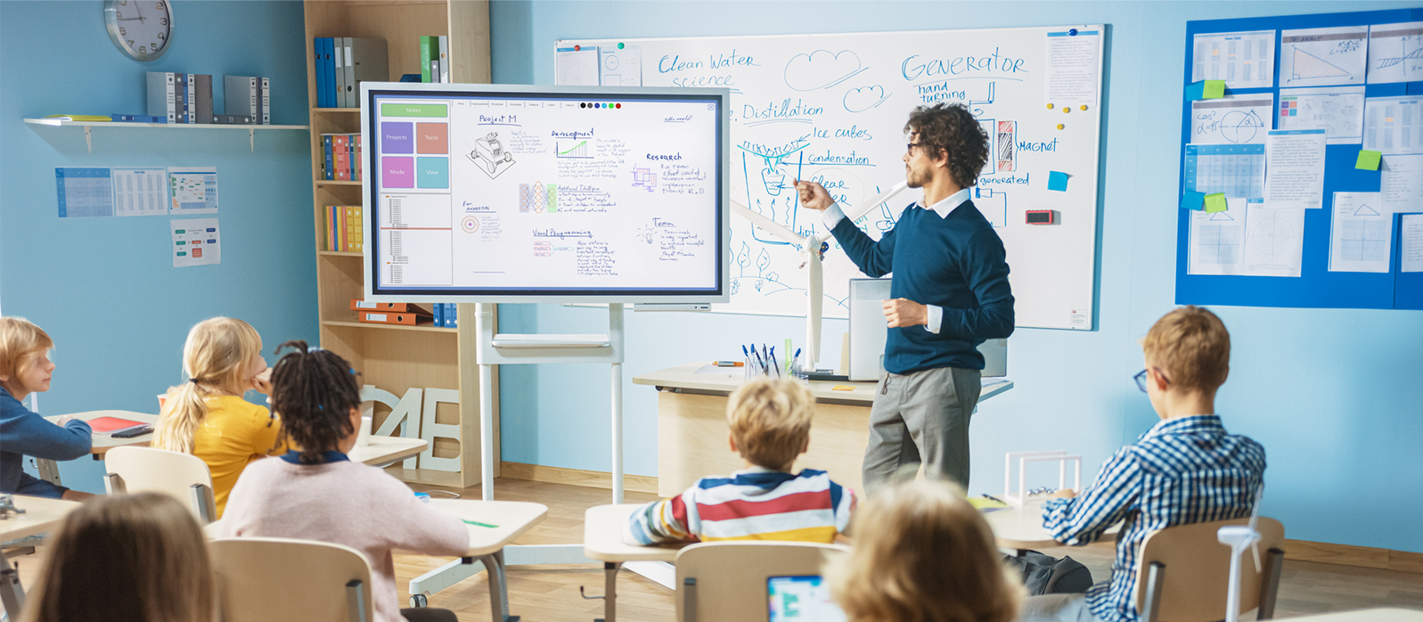 Tableaux ou écrans interactifs, tablettes, les écrans sont de plus en plus présents dans la vie scolaire des enfants