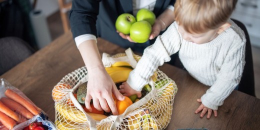 Quand le jeune enfant imite ses parents