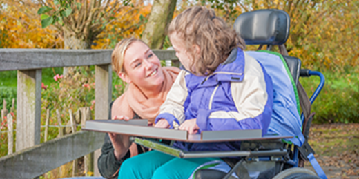 le service Extrasitting met en relation des familles qui ont un enfant en situation de handicap avec des extrasitters – des volontaires sélectionné·es et sensibilisé·es aux spécificités de ces gardes particulières