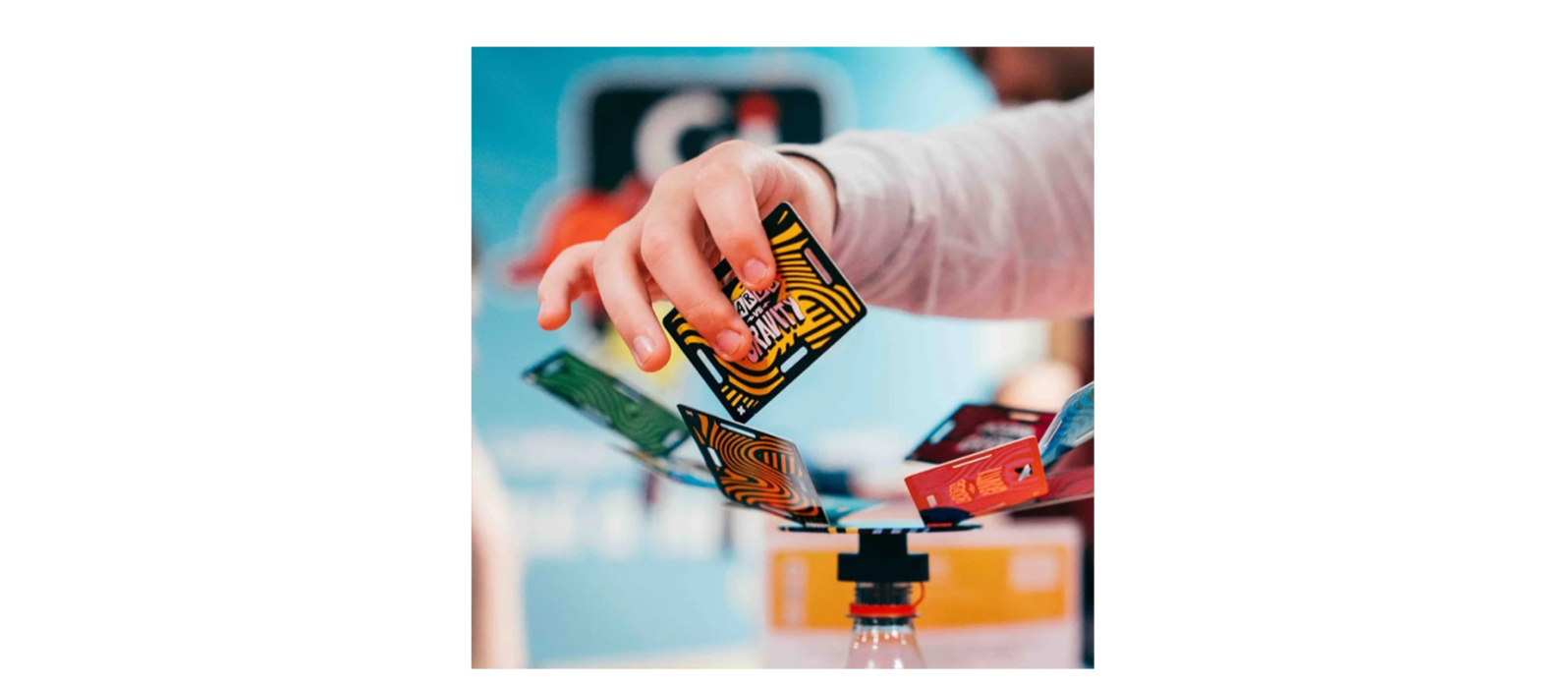 Instable, un jeu d'équilibre et de cartes qui s'installe sur des bouteilles