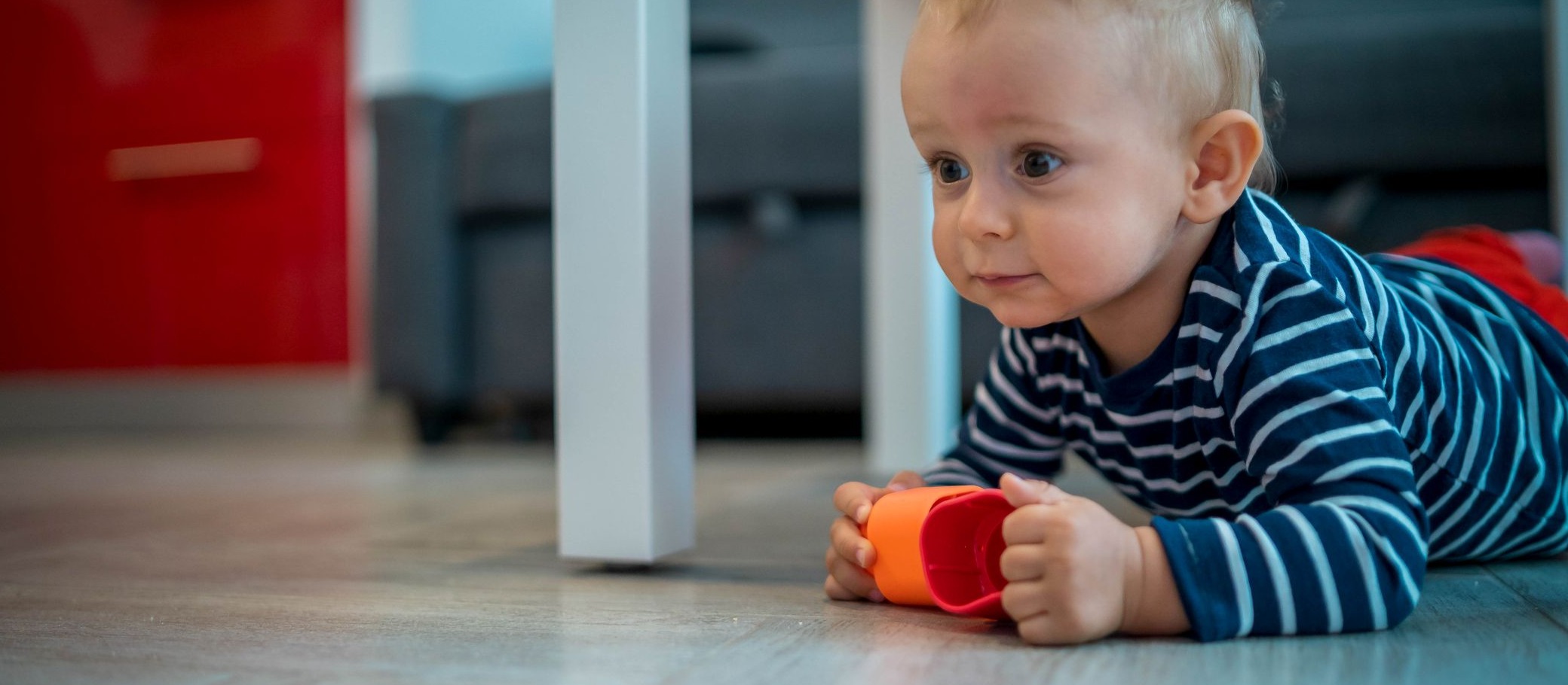 Le bébé de 9 mois explore en profondeur son environnement