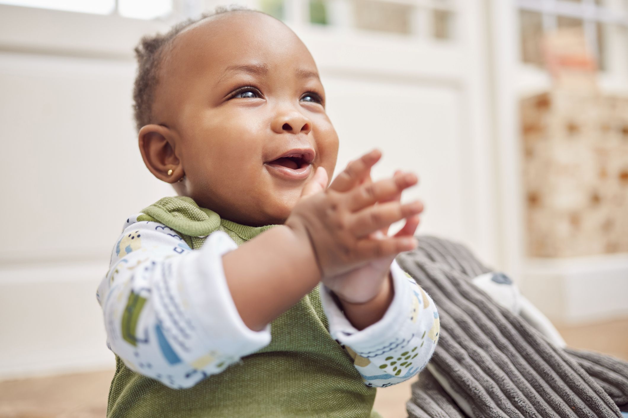 Bébé fait bravo avec ses mains