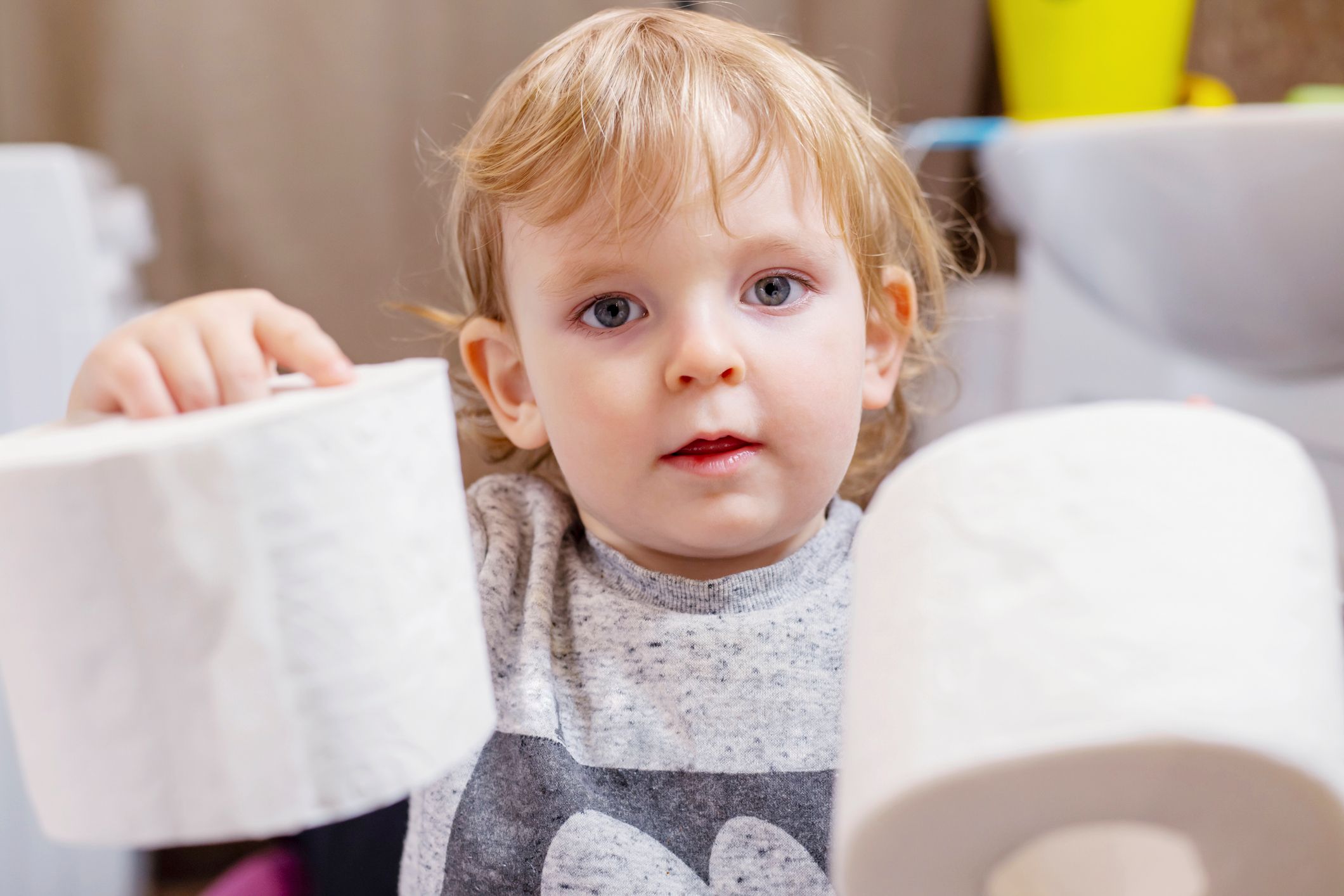 Le petit enfant sur le chemin de la propreté
