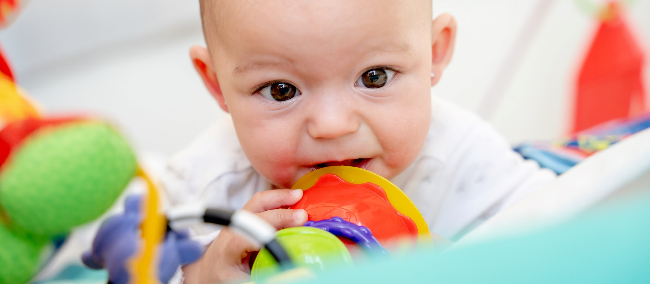 Bébé joue