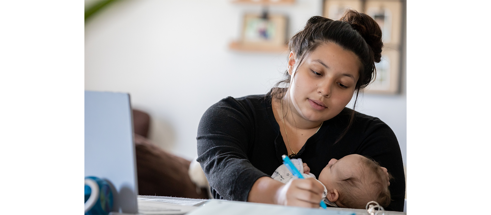 Une nouvelle étude qui montre que ce sont encore et toujours les mères qui assument la plupart des soins liés aux enfants et qui aménagent le plus leur temps de travail 