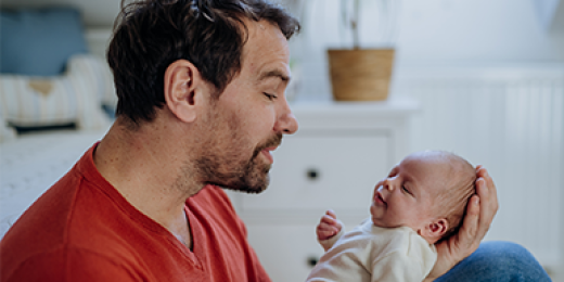 Et si le congé de paternité pouvait transformer la société à travers le regard des enfants dont les pères sont plus présents ?
