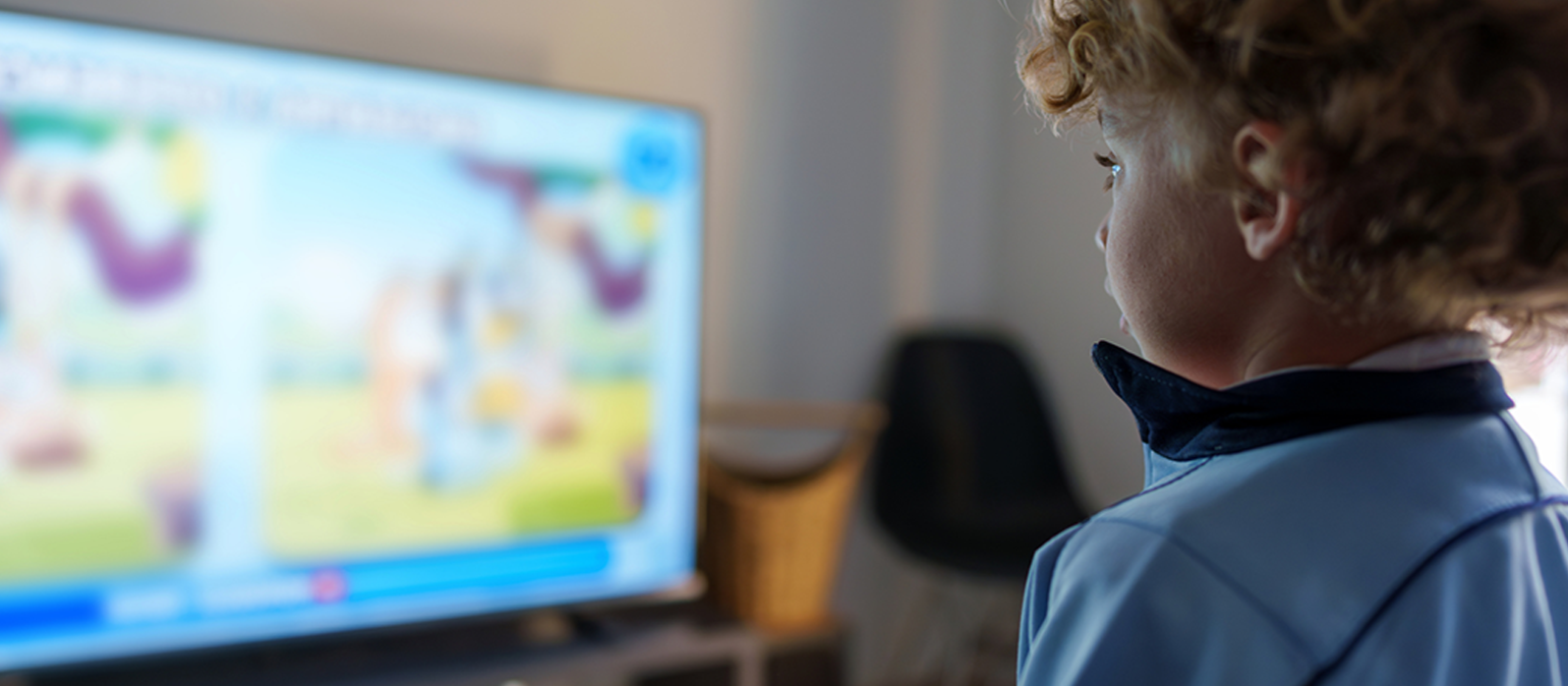 Ils ont 2 ou 3 ans, comptent en anglais, mais ne connaissent pas trois mots de français. Des enfants surexposé·es aux écrans qui parlent le «&nbsp;Youtublish&nbsp;».