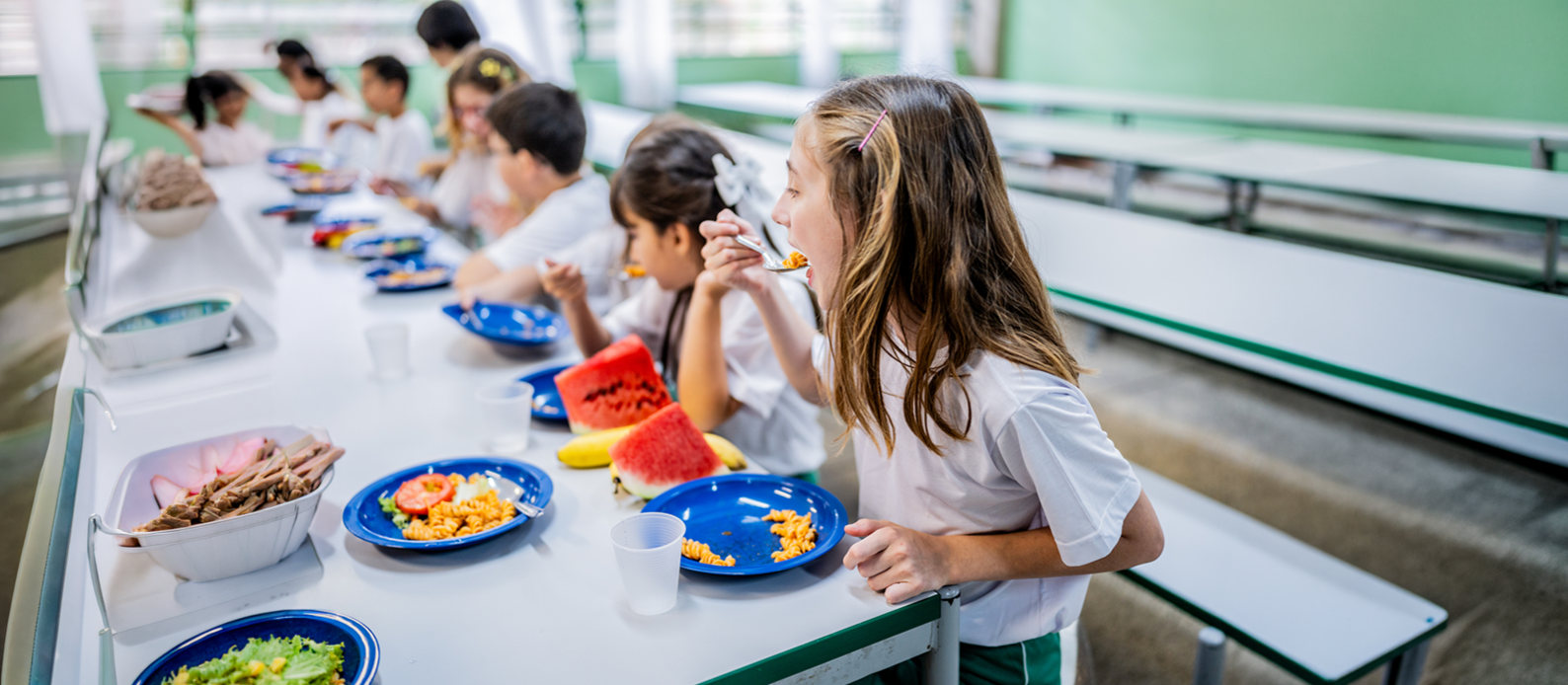 Le gouvernement de la Fédération Wallonie-Bruxelles réduit le budget des repas scolaires pour les enfants les plus précaires