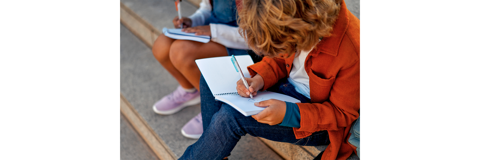 enfants qui dessinent librement dans la rue