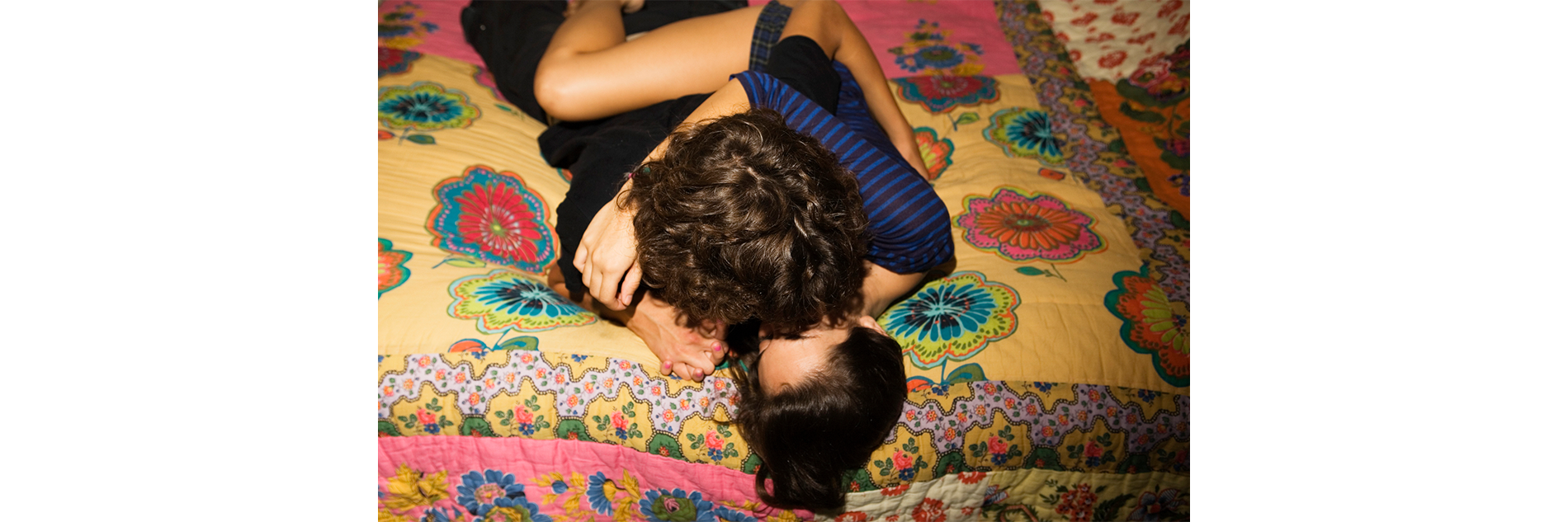 Ados dans un lit enlacés