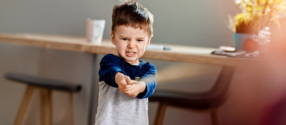 Face à une nouvelle situation, un jeune enfant peut multiplier les tentatives pour attirer l’attention