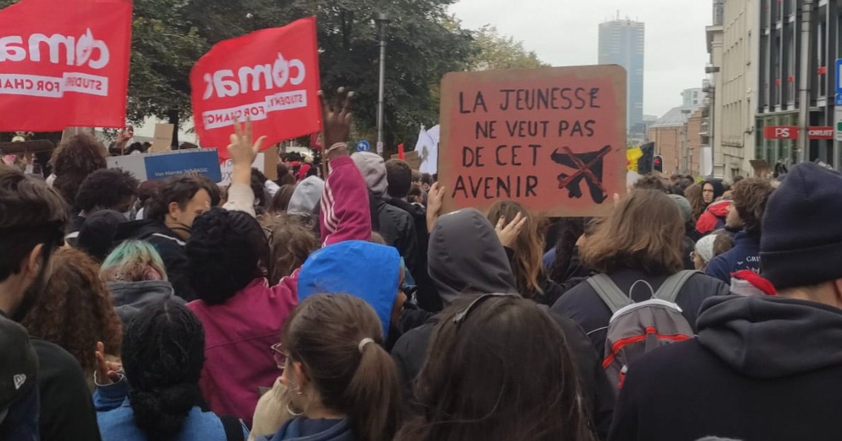 Jeunes aux poings levés