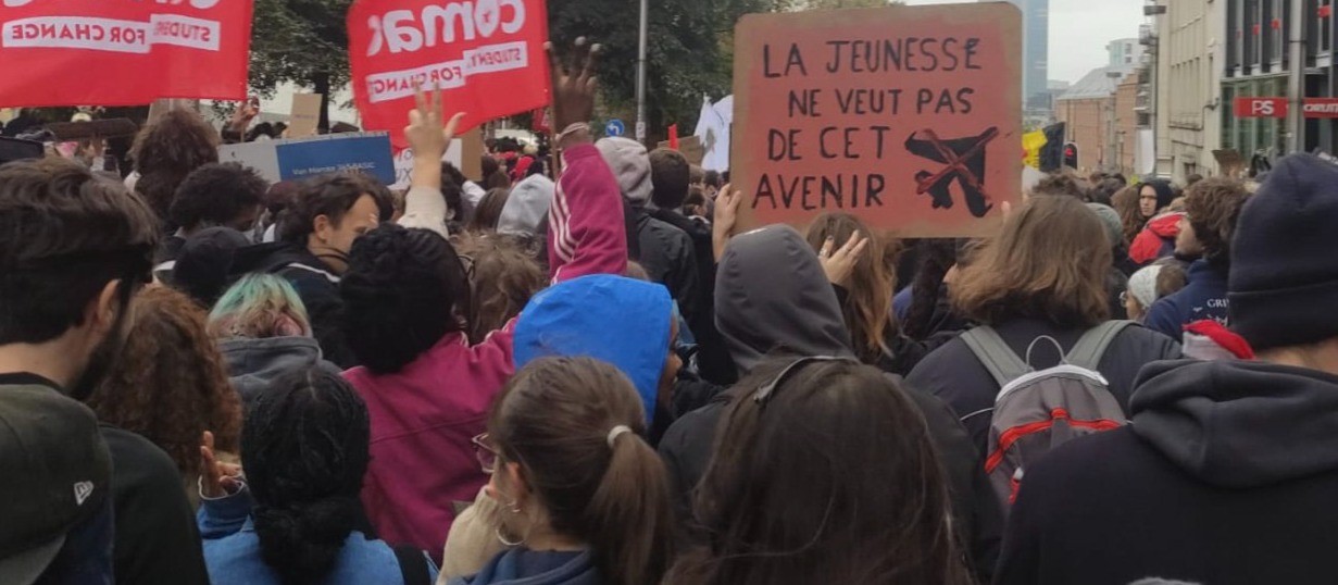 Les jeunes, poings levés