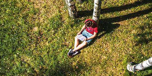 La poésie peut stimuler leur imagination et leur plaisir des mots chez les enfants
